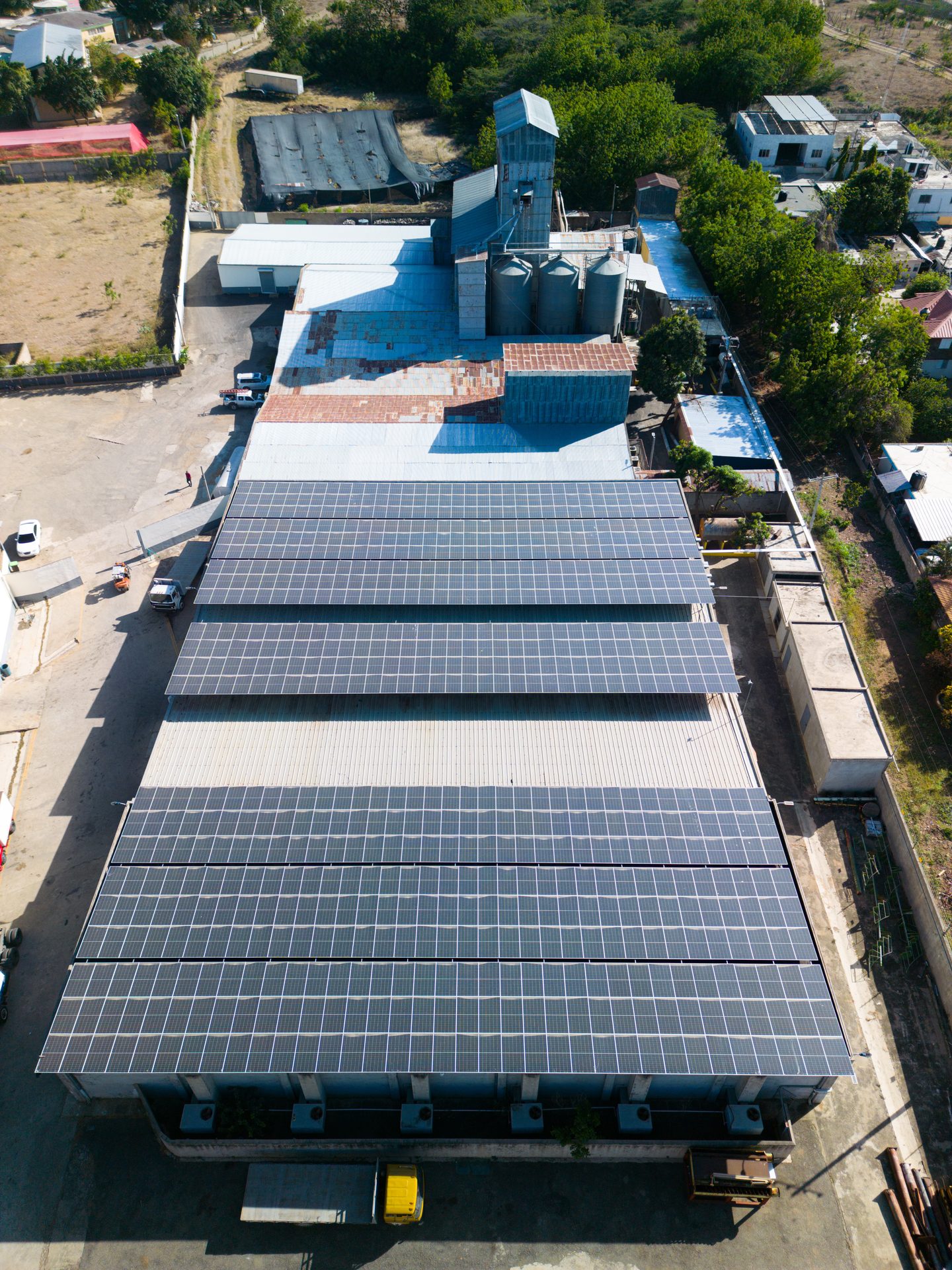 Vista general complejo industrial con instalación solar
