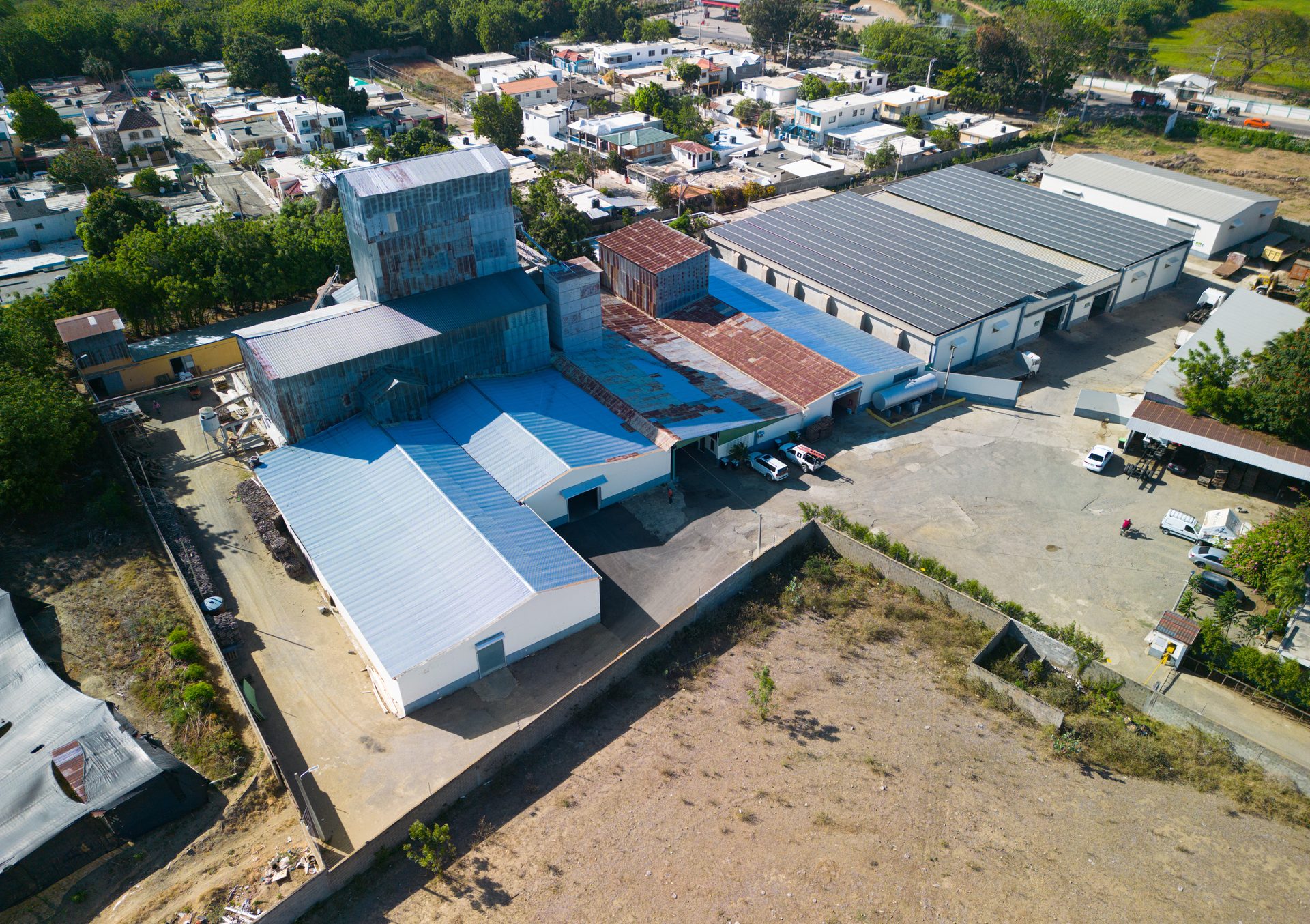 Sistema solar off-grid en zona rural — vista aérea